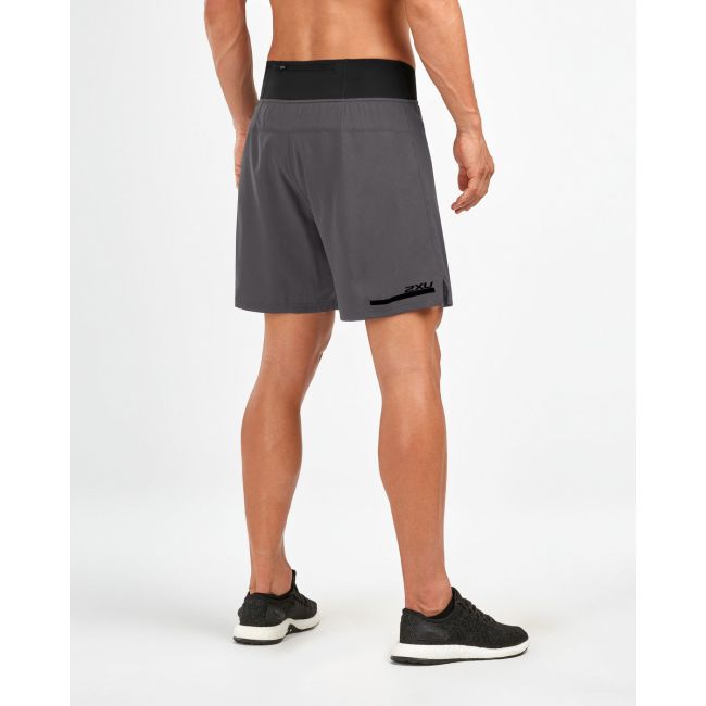 2XU - Pantaloni scurti compresie alergare 2 in 1 barbati Comp 7" Shorts - gri Charcoal negru