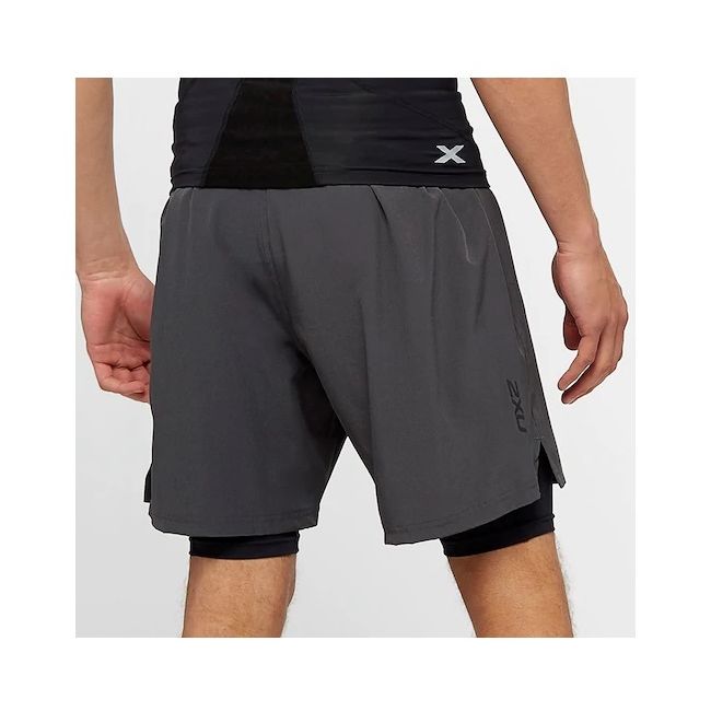2XU - Pantaloni scurti compresie alergare 2 in 1 barbati Comp 7" Shorts - gri Charcoal negru