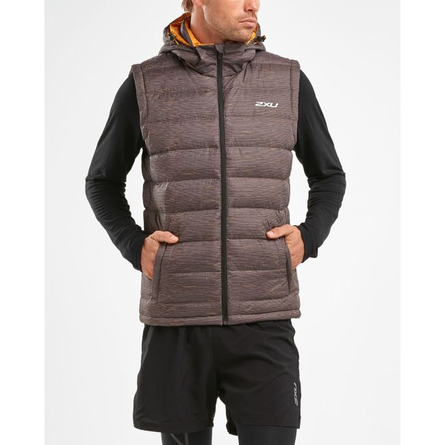 2XU - vesta vreme rece barbati CLASSIX Insulation Vest III - maro Charcoal/ imprimeu Micro Glitch Print