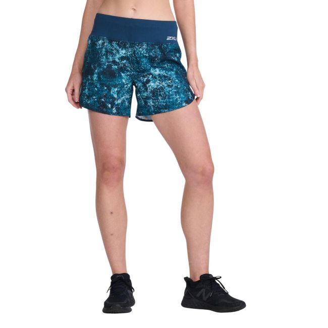 2XU - Pantaloni scurti de alergare pentru femei Aero 5 inch Shorts - albastru multicolor