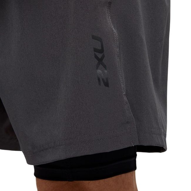 2XU - Pantaloni scurti compresie alergare 2 in 1 barbati Comp 7" Shorts - gri Charcoal negru
