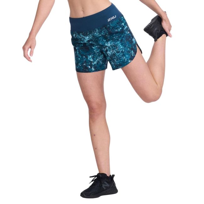 2XU - Pantaloni scurti de alergare pentru femei Aero 5 inch Shorts - albastru multicolor