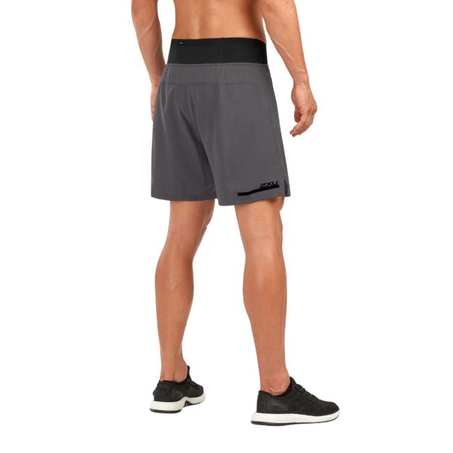 2XU - Pantaloni scurti compresie alergare 2 in 1 barbati Comp 7" Shorts - gri Charcoal negru