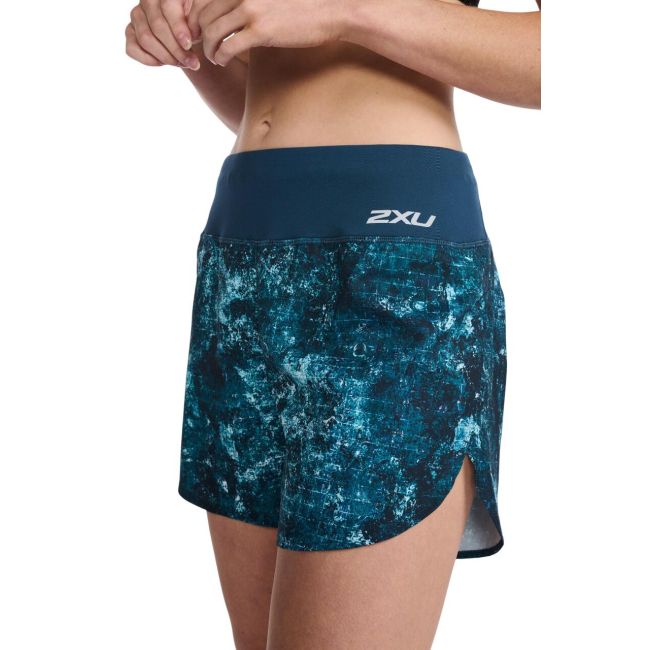 2XU - Pantaloni scurti de alergare pentru femei Aero 5 inch Shorts - albastru multicolor