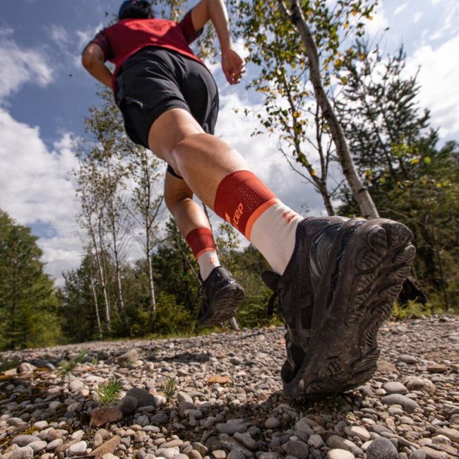 CEP - sosete compresie medii - the run socks mid cut v4 W - red | off white