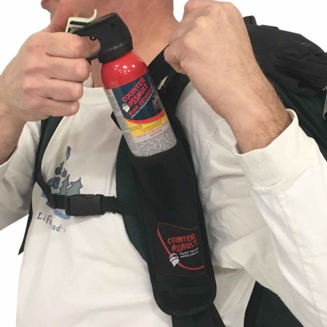 Husa universala pentru spray urs Counter Assault cu carabina cu prindere pe rucsac