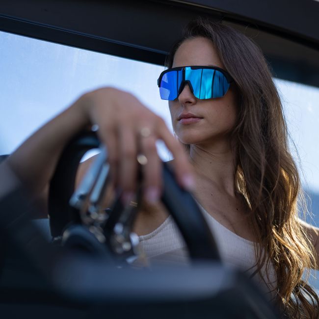 Ochelari de soare electro fotocromatici React Swiss OPTRAY SKY - lentila albastra si rama neagra