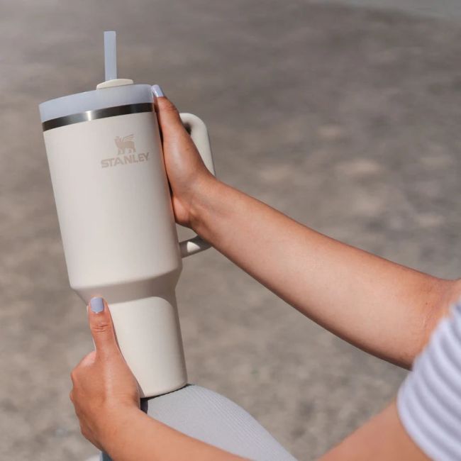 Stanley - termos tip sticla cu pai - Quencher H2.0 Tumbler - Bej - 1.18L