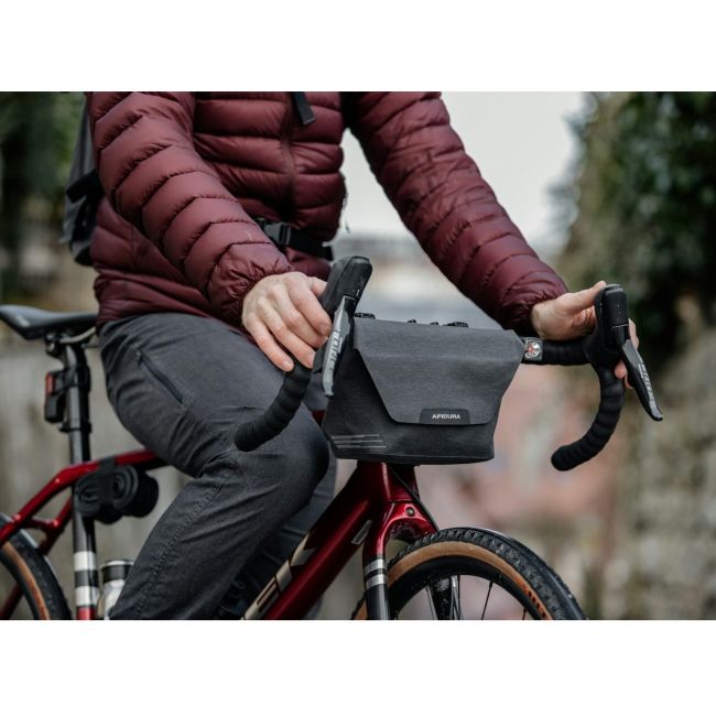 Apidura - geanta mica ghidon bicicleta City Handlebar Pack, capacitate 2 litri - gri inchis negru