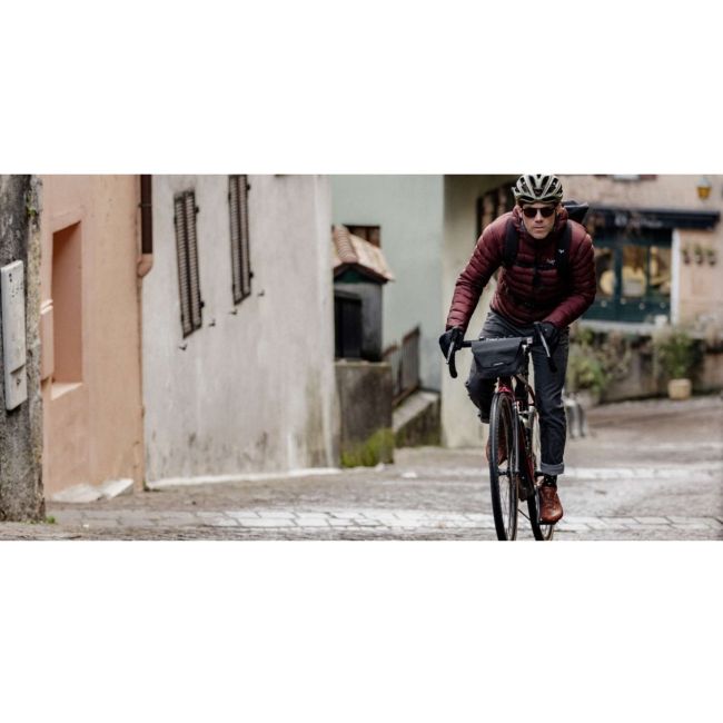 Apidura - geanta mica ghidon bicicleta City Handlebar Pack, capacitate 2 litri - gri inchis negru