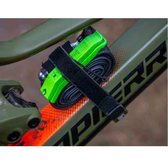Muc-Off - banda transport accesorii bicicleta cu prindere pe cadru Utility Frame Strap - verde inchis army