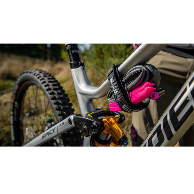 Muc-Off - banda transport accesorii bicicleta si geanta waterproof Utility Frame Strap plus Cargo Bag Bundle