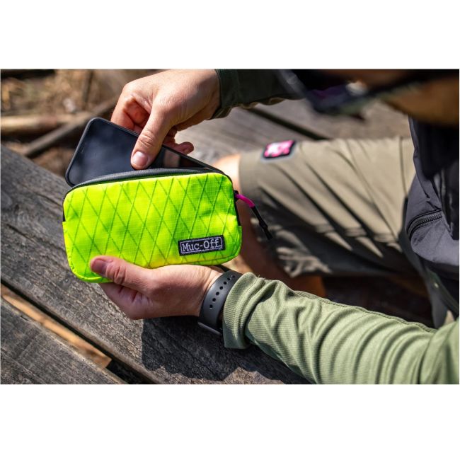 Muc-Off - borseta bicicleta Rainproof Essentials Case - verde lime hi vision