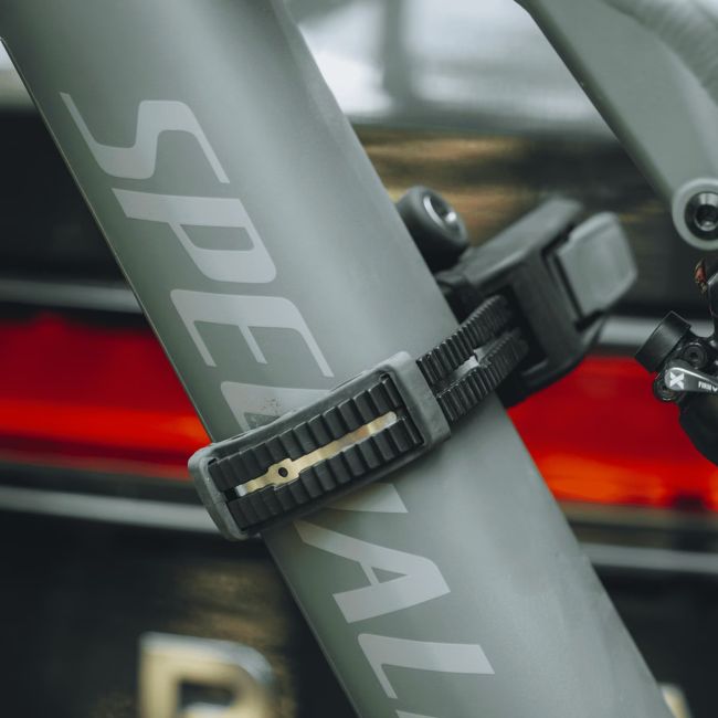 Thule Epos 3B - suport pentru 3 biciclete electrice cu montare pe carlig