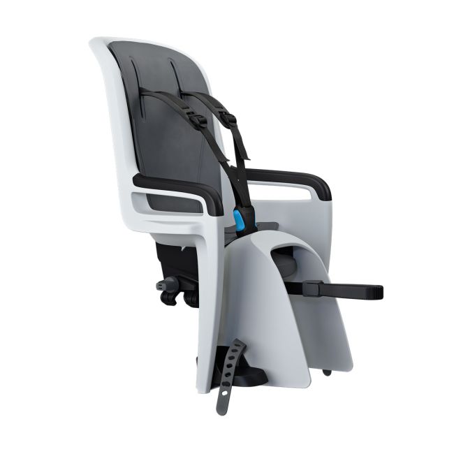 Scaun copil Thule Ridealong 2 spate gri deschis pe portbagaj rabatabil