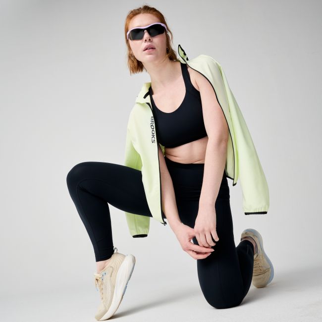Brooks Chaser Padded Bra W – Bustieră sport cu susținere medie, cu cupe - Negru