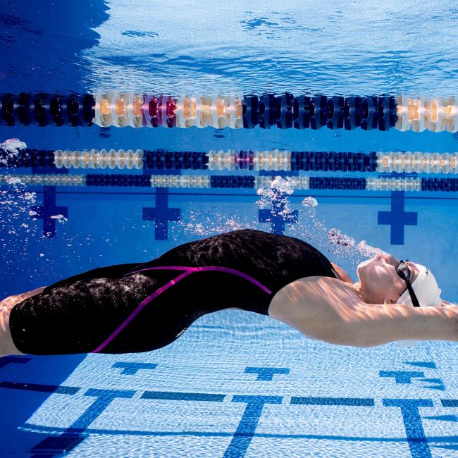 Finis - costum concurs inot dama - R3 Ascent Openback - Negru / roz