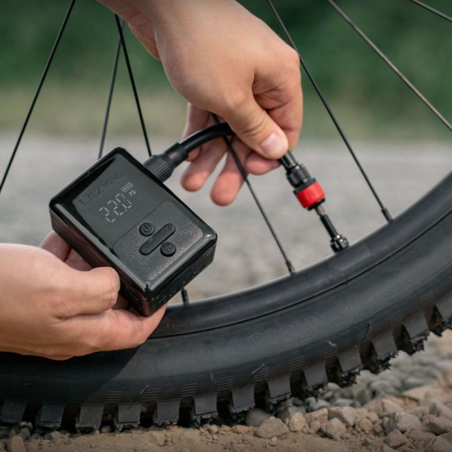 Pompă de mână Lezyne E Drive - Negru satinat